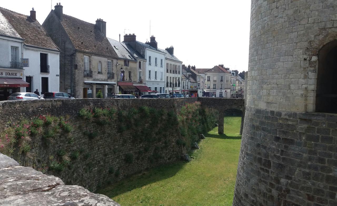 Chambre d'hôte du Château Dourdan Exterior foto